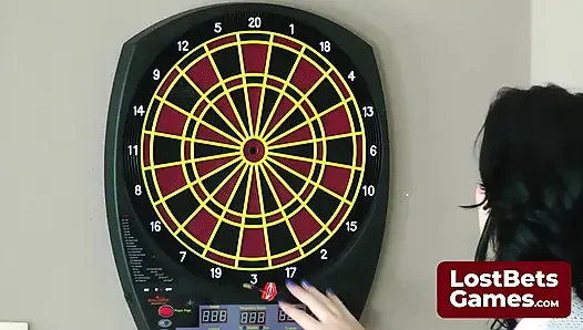 Bu striptiz Dart oyunu beklenmedik zevkler bir gece vaat ediyor