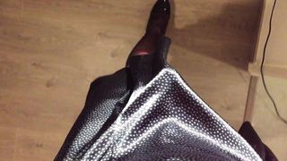 Trans Marche avec une Jupe en Satin POV