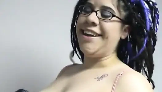 Brunette tetek besar montok memegang vibrator ke klitorisnya yang disebarkan