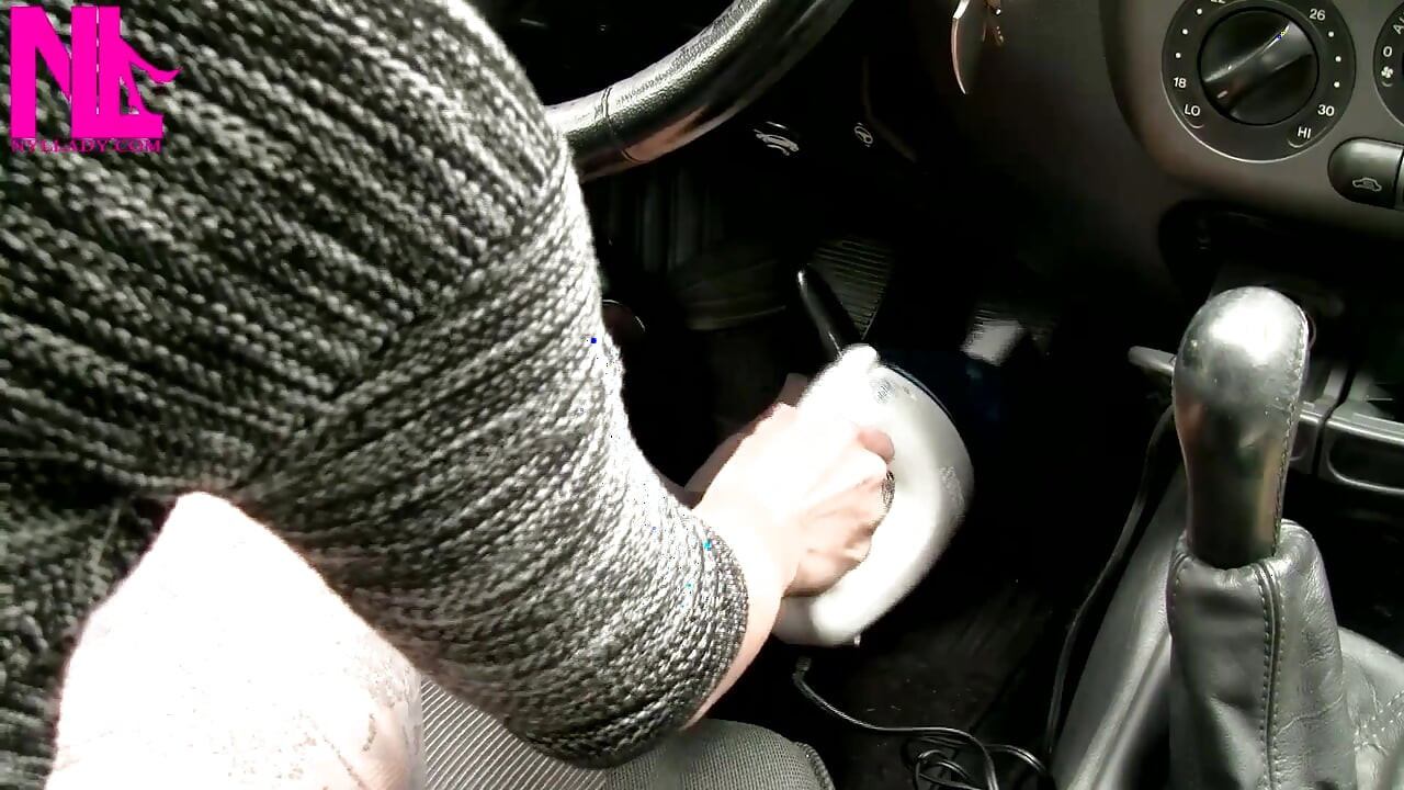 パンプスとジーンズショートパンツで車を掃除機で掃除機で掃除機をかける