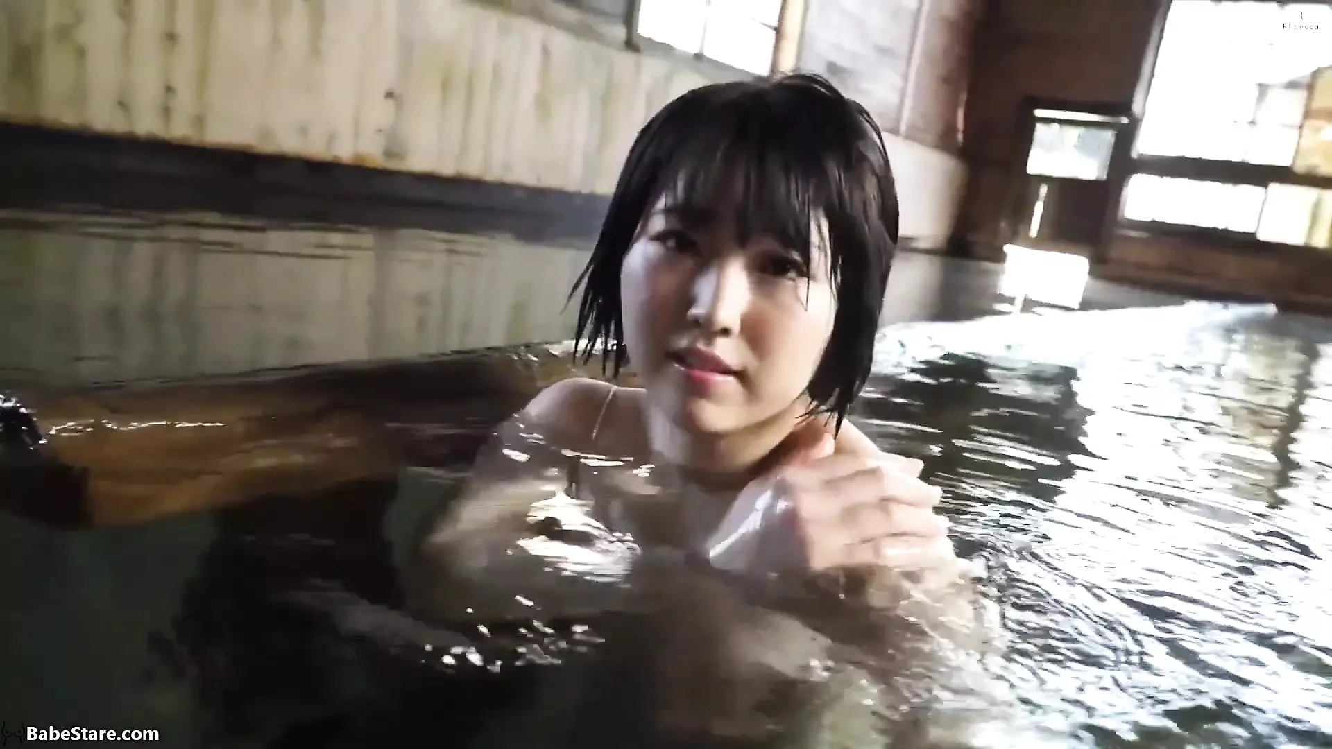 本当に大きなおっぱいを持つアジアの女の子は、それを誇示することを恥ずかしがりません
