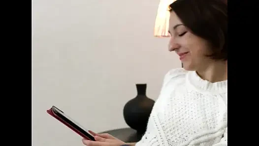 Худенькая шлюшка раздвигает ноги для многократных кримпаях