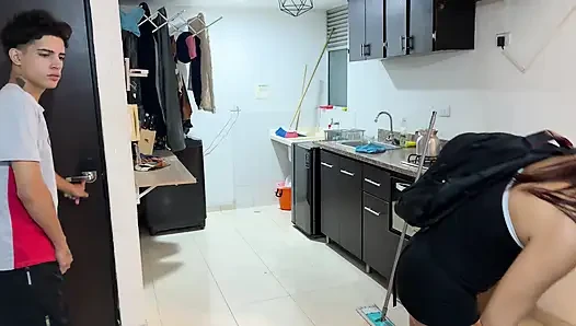 Mereka mergokin aku diam-diam sama teman pacarku dan dia akhirnya bergabung dengan seks terbaik dalam hidup kita.