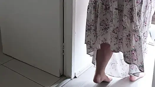 Gerçek büyük götlü orta yaşlı seksi kadın büyük zenci yarağı sevgilisi için soyunuyor. Irklararası yaramaz oyun.