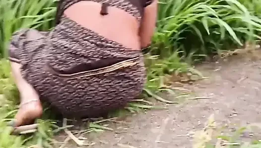 Baldızının güzel amını almak için evden tarlaya gitti ve onunla dört katwan alıyor, kayınbiraderi kız kardeşini sikiyor