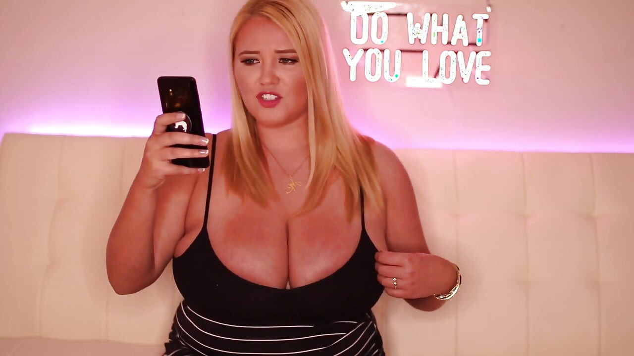 Cycki dotykające i twistery języka