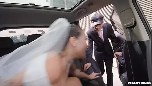 Un chauffeur baise la mariée - Reality Kings