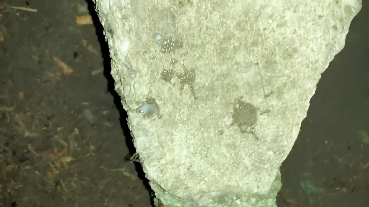 Utomhus cumshot på en stor sten på natten