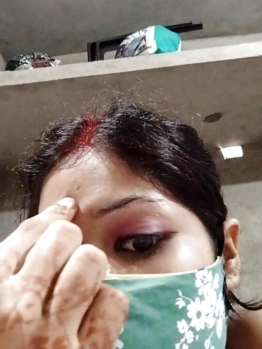 夫がオフィスに行き、インド人の妻が裸の身体を見せていました