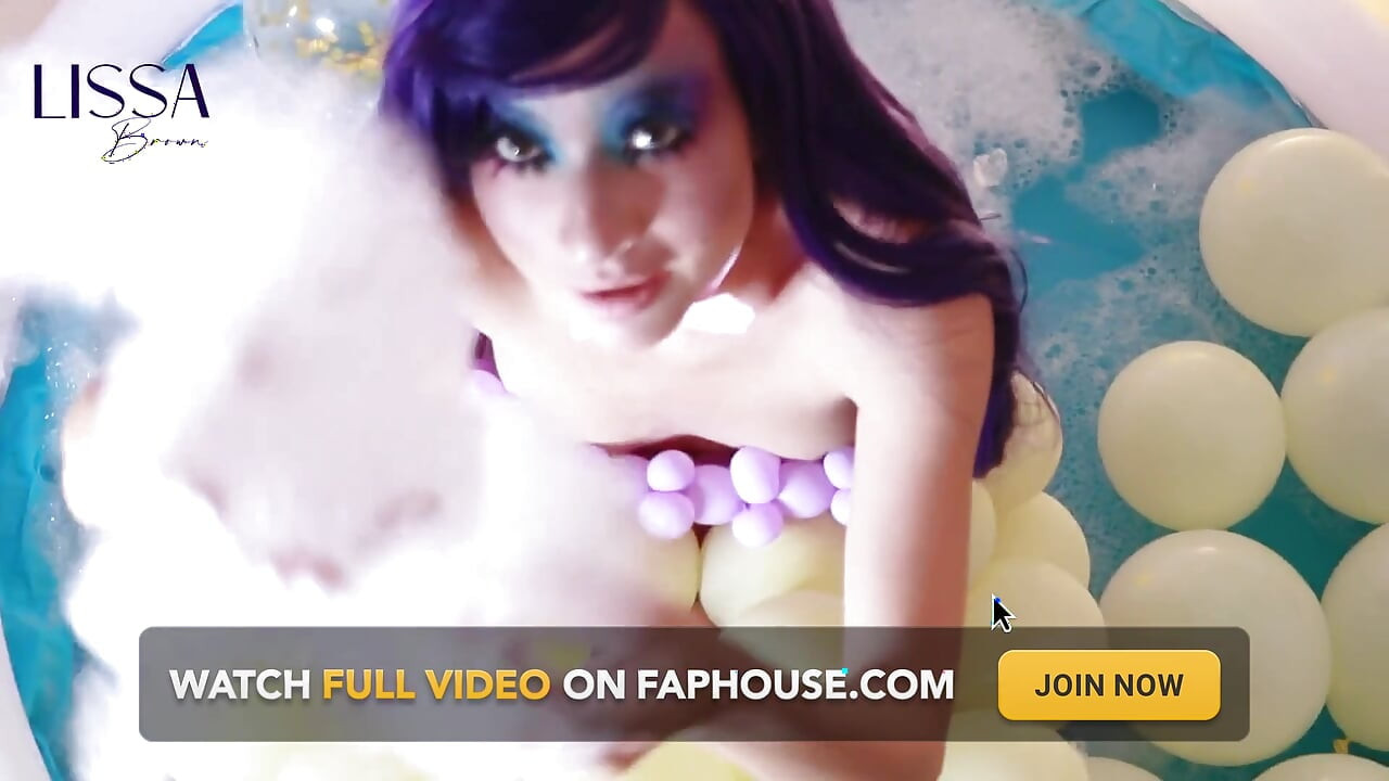 Kolam Renang Tiang Dengan Banyak Gelembung dan Balon Pop Burlesque