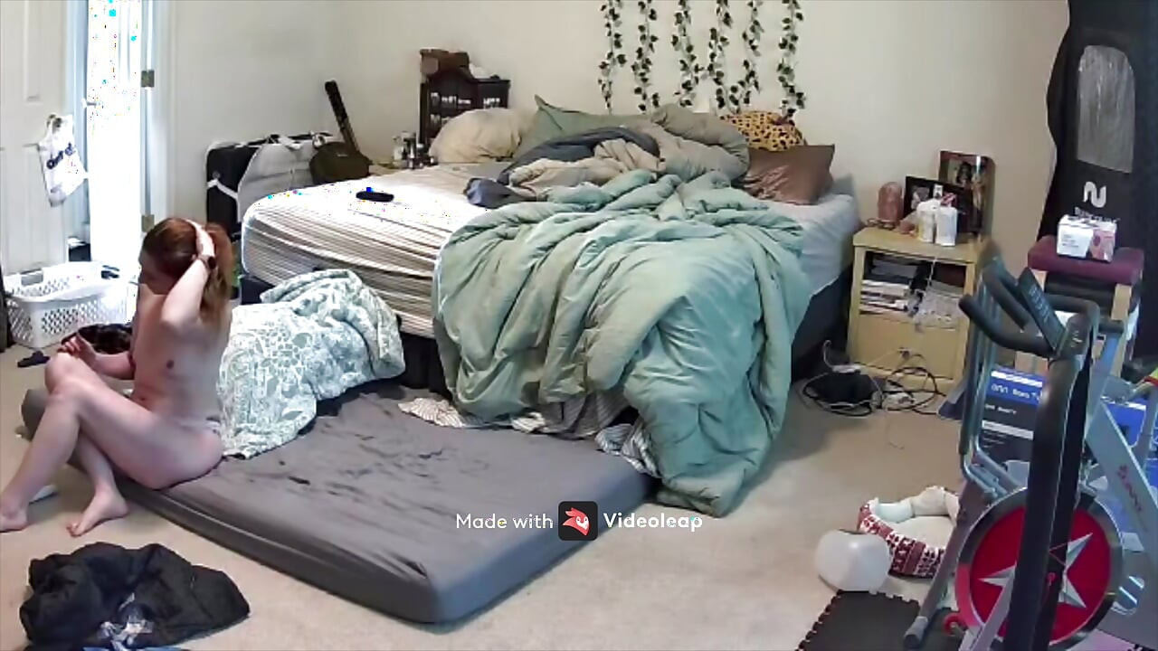 MILF masturbates on FaceTime with coworker