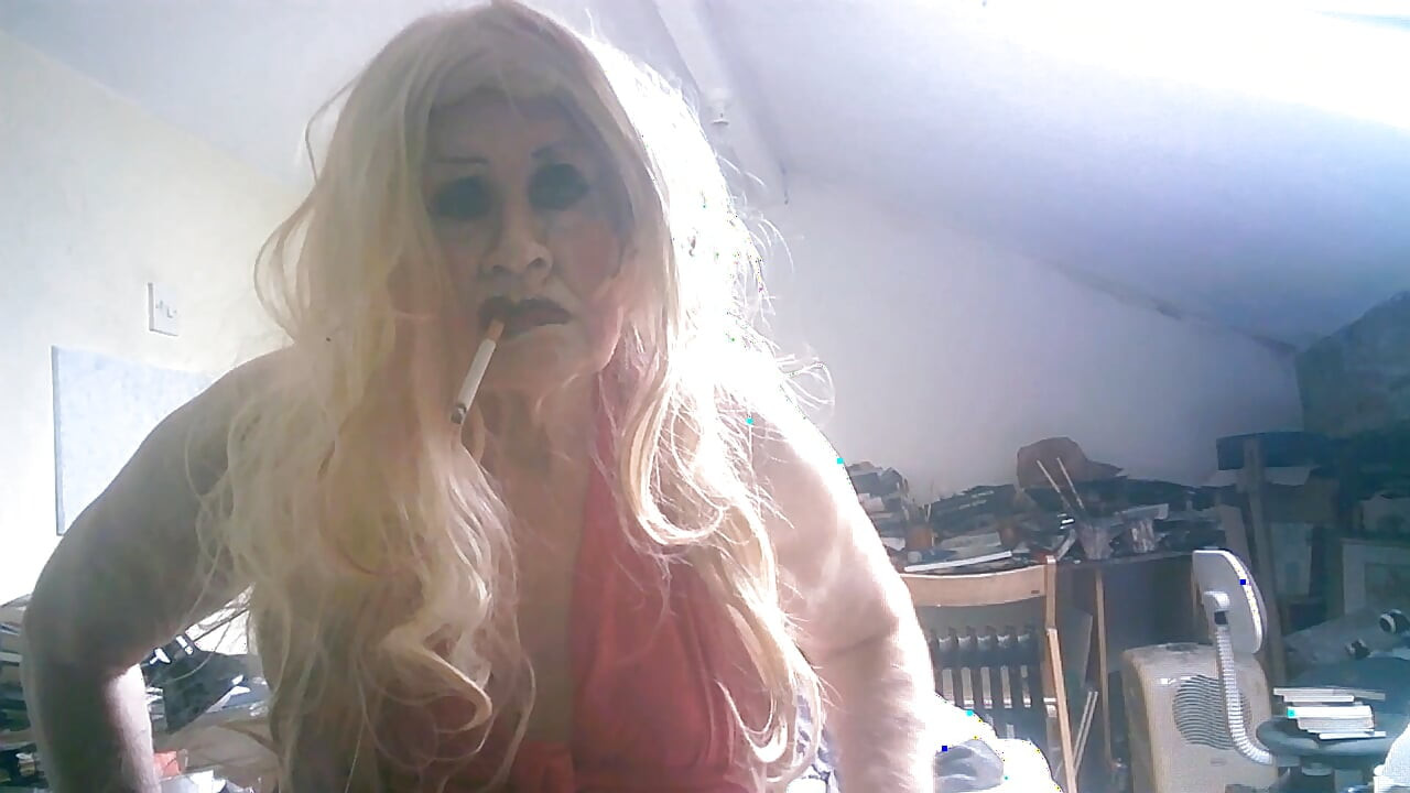 Cock craving Sarah flaunts herself, she wants your cum in her mouth and up her shitpipe cunt hole