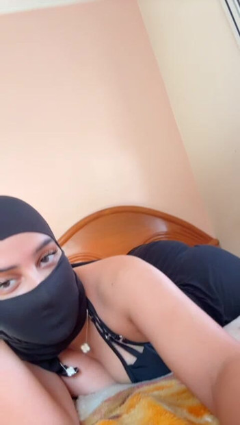 Awek Muslim miang dalam tudung meletakkan pantatnya di udara & bermain dengan dirinya seperti si jalang sebenar