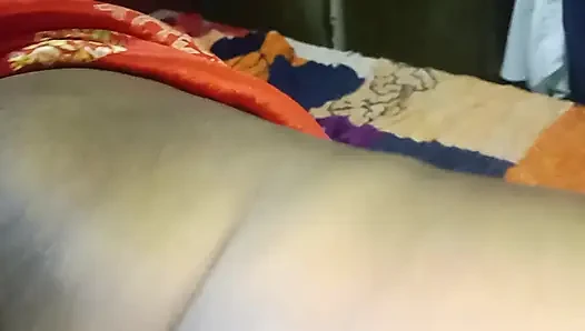 Üvey annemin evine gittim, üvey kızı yatakta yatarken kırmızı sari giyiyordu.