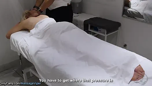Sexy weibliche massage klientin zeigt dem therapeuten ihre muschi
