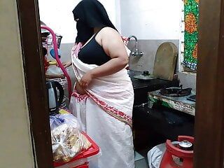 (tamil maid ki jabardast chudai malik) indisk maid knullad av ägaren medan du lagar mat i köket - enorm röv sperma