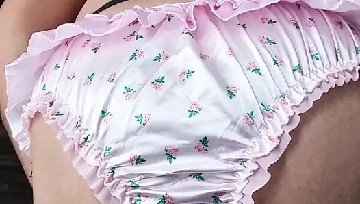 Yeni pembe uğur böceği külotlu çorabımı, seksi fırfırlarımı ve süper parlak taytlarımı modelliyorum