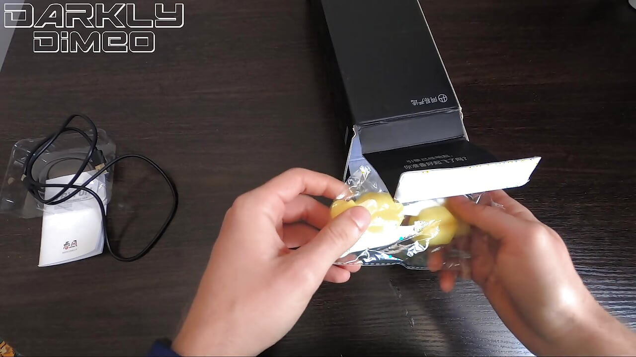 饥渴的家伙使用自动按摩器, 大量呻吟, 体验他生命中最好的高潮, 开箱 Tryfun 玩具