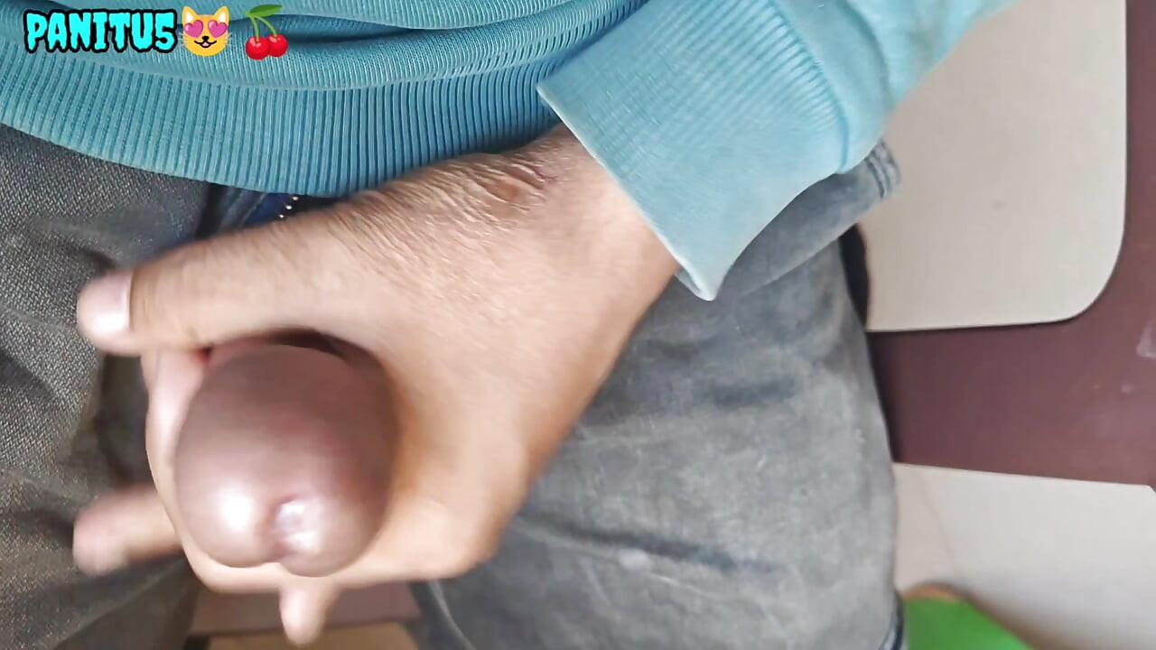 Gadis itu berteriak keras saat dia menempatkan penisku di pantat gadis itu.