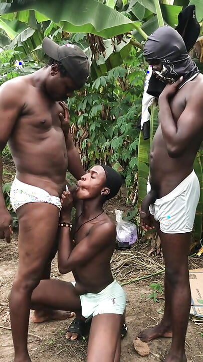 Trojka Seks u Grmlju gdje Ti Vruće Vrhove s Masivnim Kurcem Jebeš femboya tako žestoko