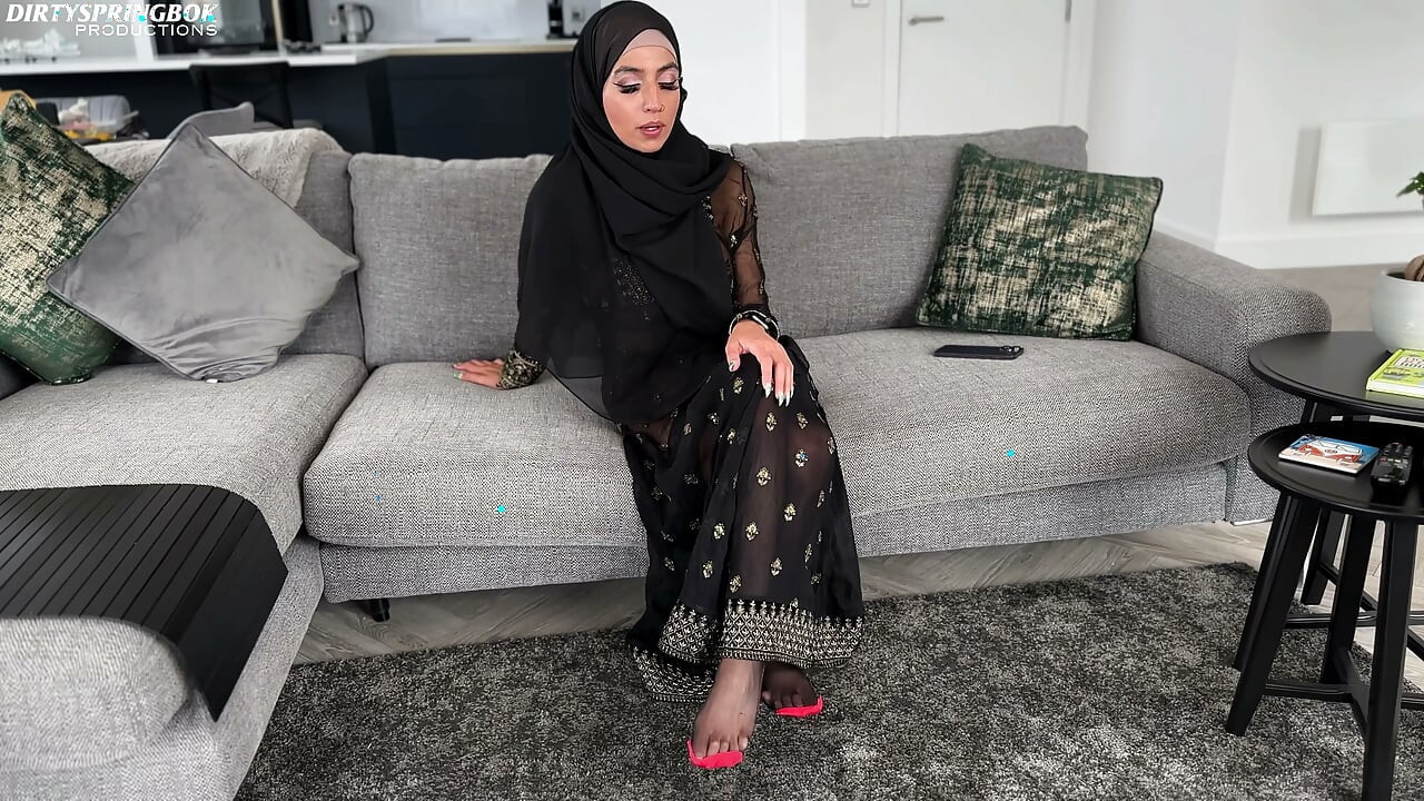 Hijabi Guesthouse Owner Finds a Vibrator and Cums