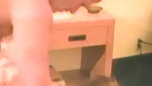 Erkek delisi sarışın yarak emiyor ve sonra sikiliyor