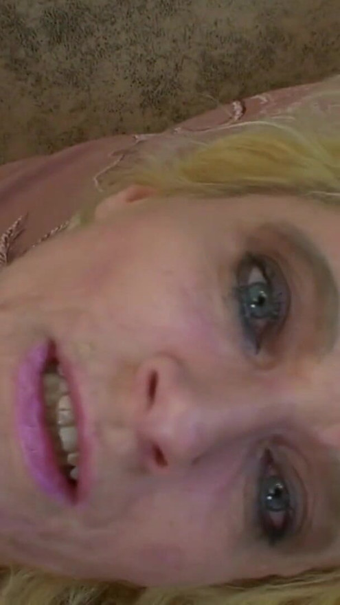 Blonde Oma bekommt behaarte Muschi gefickt und bekommt beim blasen alles ins Gesicht | Clip 3