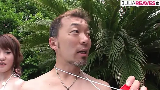 Asyalı grup seks partisi havuzda ve tatil evinde