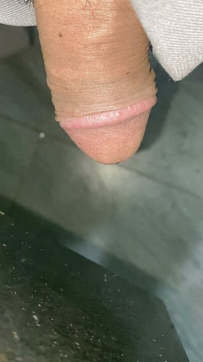 Min Schwanz isch mega heiss gsi, drum bin i is Klo gange zum mich selber ficke, han e Loch gmacht zum ihn driizstecke.