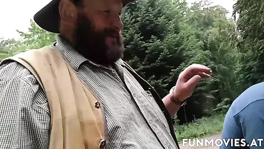 Olgun esmerler açık havada sikiliyor