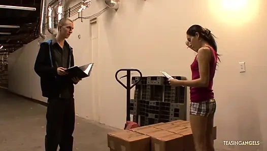 Bos ngajarin kontolnya sama karyawan baru yang seksi