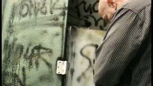 Schlampe MILF bekommt ihre muschi geleckt und ihre muschi gefingert und fickt dann