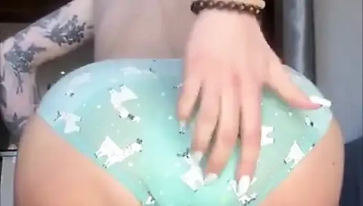 Ayaklarda güçlü bir idrar akışı - uzun tüyler büyük bir idrar birikintisinde