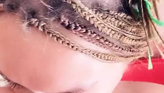 Das zierliche Babe wurde an die Leine gelegt und in den Arsch gefickt, bis ihr Arschloch mit Sperma gefüllt war