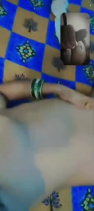 Desi Indijka Shreya Bhabhi razgovara sa svojim polubratom putem video poziva.