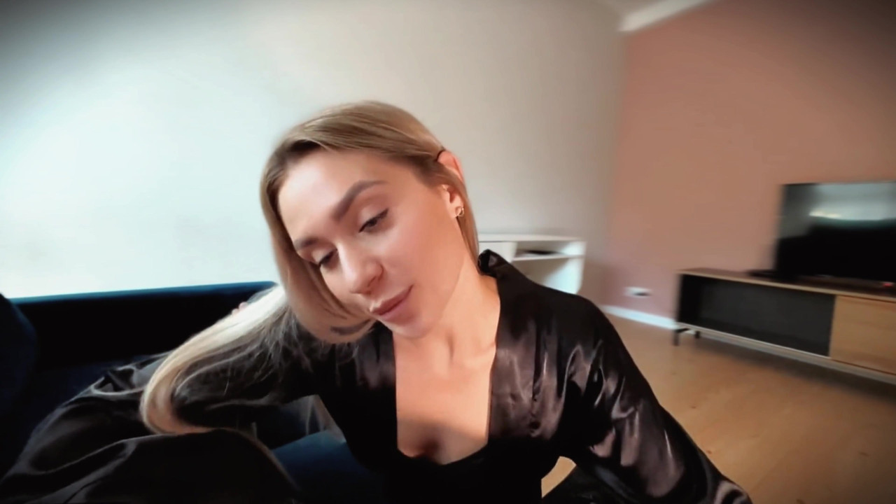 继母发现他独自一人，事情升级了快速性爱