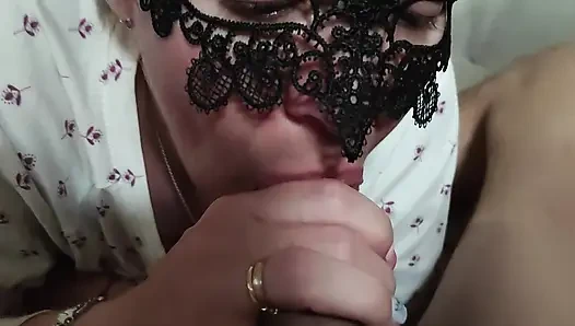 Ağzına boşalıyorum ve o emmeye devam ediyor