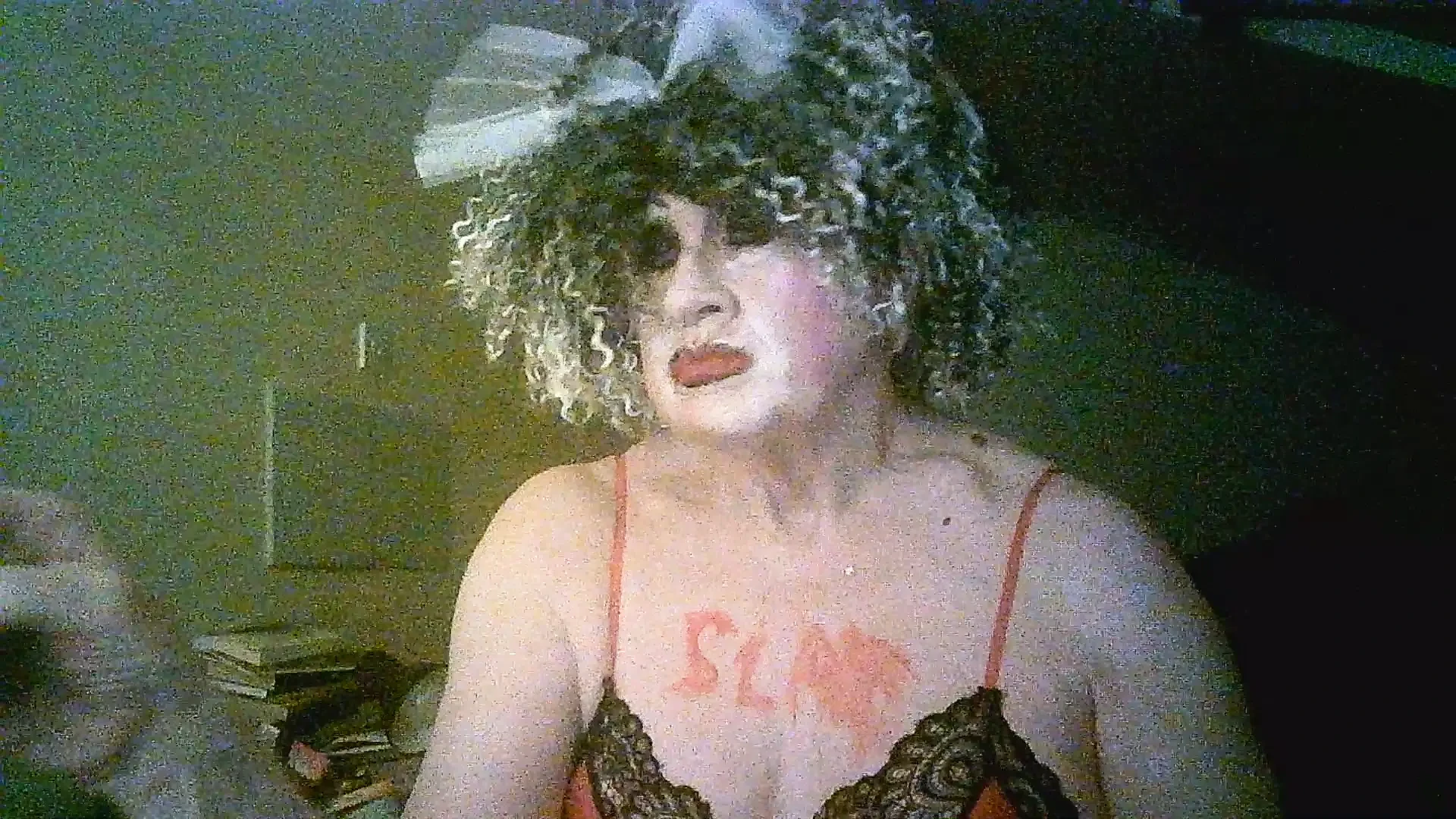 Sarah la vide-couilles fume, se branle et baise son trou de chatte de merde