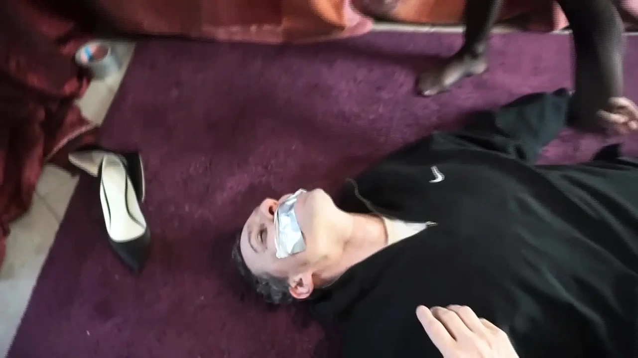 穿着性感内衣的被捆绑女郎接受激烈的捆绑SM玩