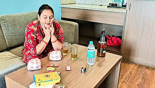 Hintli çift otel odasında samimi