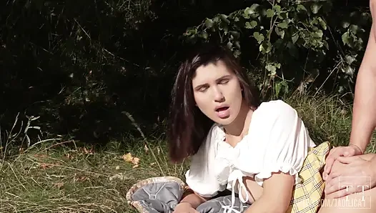 Mein stiefbrud kam in mir, während wir durch den wald nach hause gingen