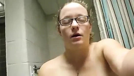 Nerd masturbate in her bathroom