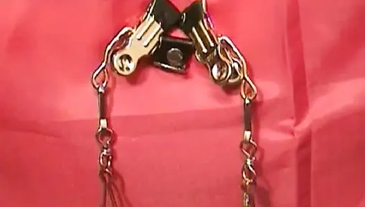 Соблазнительная французская сучка в чулках связана и жестко отшлепана