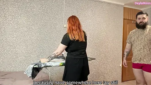Мачеха гладила одежду, и пасынок трахал ее прямо на гладильной доске.