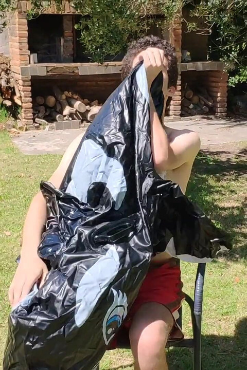 Gwapong Lalaki na Nagpapalaki ng Kanyang Inflatable Whale Malapit sa Pool sa Labas