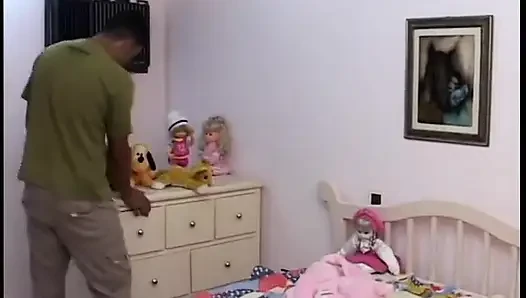 Şehvetli esmer bebek sulu amcığını siktiriyor