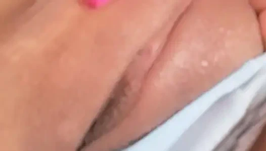 Temanku berbagi pacarnya denganku dan kami ngentot habis-habisan di jacuzzi