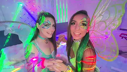 Восторженные красотки, Sasha Tatcha и крошечная Rhea разогревают неоновую спальню Brian!