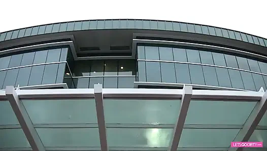 Tante seksi yang menggemaskan lagi ngidam kontol