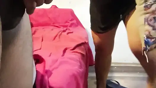 Hari ini giliran istri hamil saya untuk minum susu di pantat bagian kedua